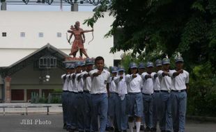 LATIHAN BARIS BERBARIS