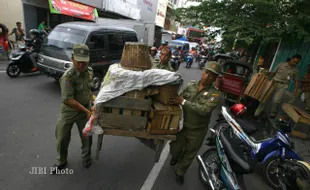 ANGKUT BARANG MILIK PKL