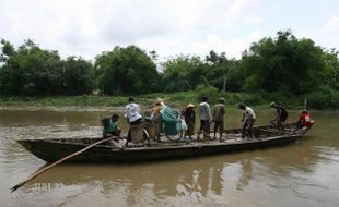 MENYEBERANG SUNGAI BENGAWAN SOLO