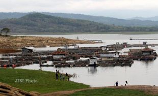 MESUM DI WONOGIRI : Tanpa Busana, 2 Remaja Kepergok Ciuman di Waduk Gajah Mungkur