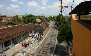 RUMAH DI SEKITAR BANTARAN REL KA