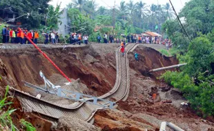 Waduh, Jalur Rel Kereta di Purwokerto Tergerus Banjir!