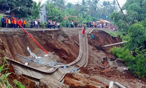 Waduh, Jalur Rel Kereta di Purwokerto Tergerus Banjir!