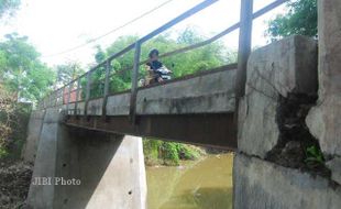 Rusak Parah, Jembatan Antar Desa Terancam Runtuh