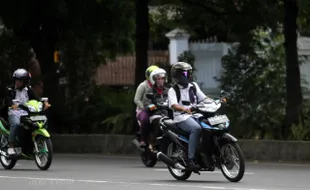 MENGENDARAI SEPEDA MOTOR