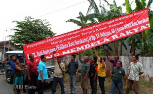 KONFLIK TANAH PT KAI: Warga Bentuk Paguyuban dan Pasang Spanduk Dukung Mediasi Pemkot