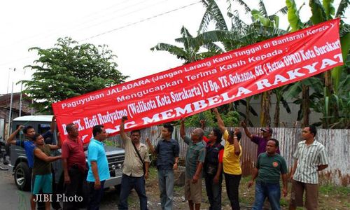 KONFLIK TANAH PT KAI: Warga Bentuk Paguyuban dan Pasang Spanduk Dukung Mediasi Pemkot