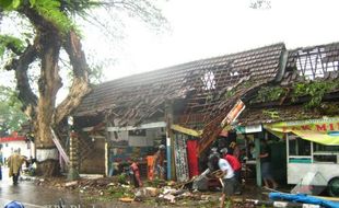 Angin Kencang Singkap Atap Rumah Warga Matesih Karanganyar