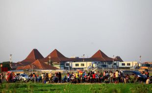 DAMPAK LETUSAN KELUD : Landasan Baru 25% Bersih, Bandara Adi Soermarmo Solo Batal Beroperasi Hari Ini