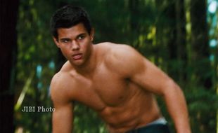 BREAKING DAWN PART 2: Taylor Lautner Menikmati Tiap Momen