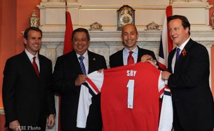 Peroleh Jersey No 1, SBY Pun Jadi Pemain Arsenal