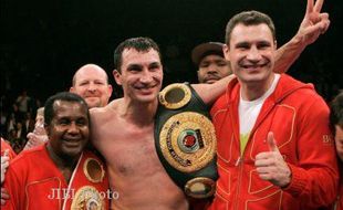 Wladimir Klitschko Taklukan Raksasa Untuk Pertahankan Gelar