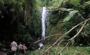 WISATA WONOSOBO : Air Terjun Setinggi 30 Meter Ini Mengundang Petualang untuk Datang