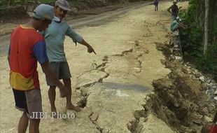 Kualitas Dinilai Buruk, Talud Senilai Hampir Rp1 M Ambrol 