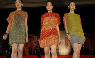 FASHION SHOW DANAR HADI: Eksplorasi Motif Flora dan Fauna