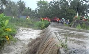 Tanggul Penahan Lahar  Hujan Merapi Hilang Dikeruk Penambang