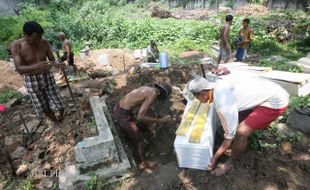 TPU  DEPOK: Belasan Makam Dibongkar Mandiri