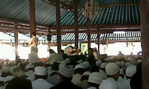 Ribuan Umat Islam Banjiri Mesjid Agung Solo