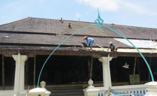   Atap Masjid Agung Solo Dibongkar, Walikota Diminta Menengok