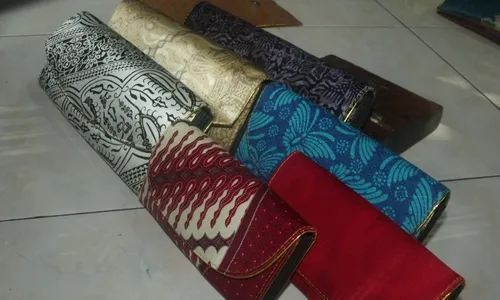 Sentuhan Batik Sutera untuk Clutch Trendi