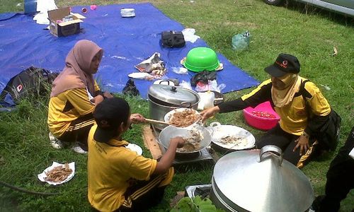  RELAWAN BERLATIH MEMBUAT MAKANAN