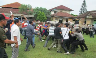 PILKADES KARANGANYAR: Polres Gelar Simulasi Penanganan Aksi Demo