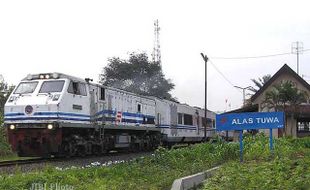 TRUK TERGULING di Stasiun Alastuwa, Perjalanan 2 KA Terhambat