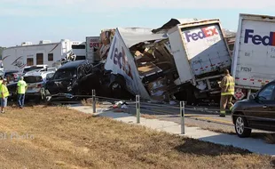 Tabrakan Beruntun Libatkan 100 Kendaraan di Texas, 2 Tewas 80 Luka