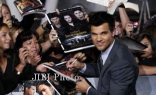 Premier Breaking Dawn Part-2 Diprotes Aktivis