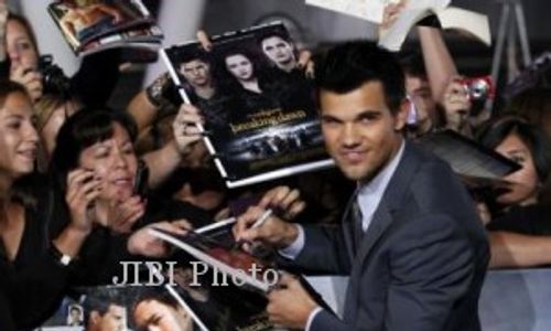 Premier Breaking Dawn Part-2 Diprotes Aktivis