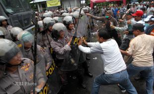 POLISI BUBARKAN "DEMONSTRAN"