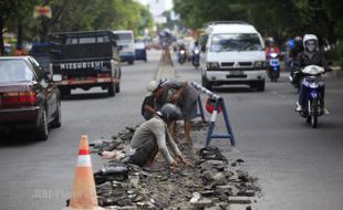 BONGKAR LAPISAN JALAN