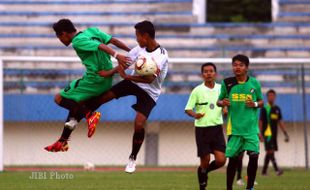 BERUSAHA KUASAI BOLA