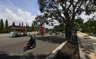 MELINTAS DI DEPAN SPBU