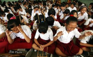 TANGGAL CANTIK 12-12-12: Para Siswa SD Warga Panjatkan Doa Syukur