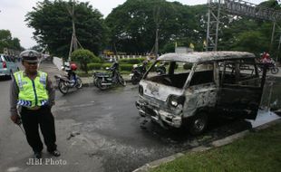 Mobil Tua Ludes Terbakar, 8 Penumpang Nyaris Celaka