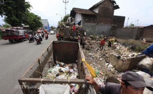 MEMASUKKAN SAMPAH