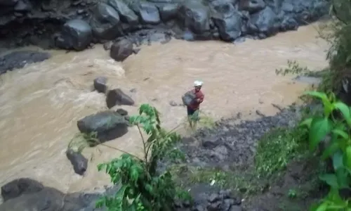 Air Sungai Gandul Pasang, Warga Cium Bau Belerang