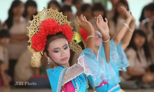 Pelajar Pioneer Junior College Singapore Belajar Seni Tradisi di Solo