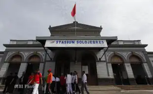 MELINTAS DI DEPAN STASIUN JEBRES