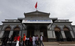 MELINTAS DI DEPAN STASIUN JEBRES