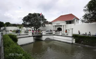 MENIKMATI SUASANA BARU BENTENG VREDEBURG