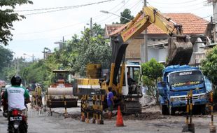 MENGERUK DAN MERATAKAN TANAH