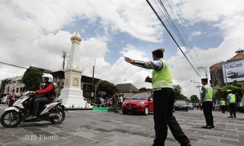 KEISTIMEWAAN DIY : Tugu Bersih dari Kabel, PKL Alun- Alun diberi Gerobak