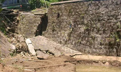 BENCANA KLATEN : Terkikis Arus Sungai, Bangunan Gudang di Wedi Hancur