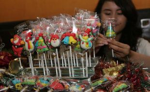 MENGEMAS PERMEN LOLIPOP