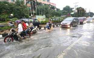 HUJAN DERAS SOLORAYA : Lisus Terjang Sukoharjo, 2 Rumah dan 1 Gudang Roboh