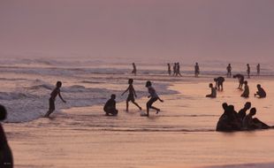 WISATA REMBANG : Libur Imlek, Wisatawan Padati Pantai Kareng Jahe Rembang