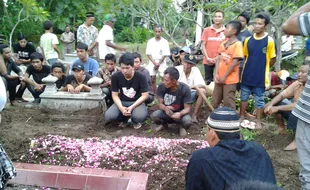 PEMBUNUHAN SADIS KARANGPANDAN: Isak Tangis Keluarga Iringi Pemakaman Ari Munadi