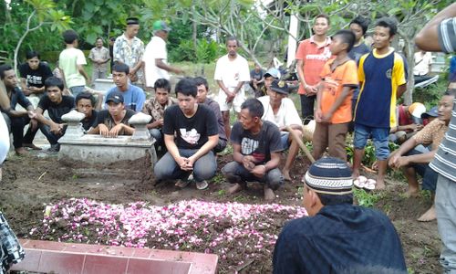 PEMBUNUHAN SADIS KARANGPANDAN: Isak Tangis Keluarga Iringi Pemakaman Ari Munadi